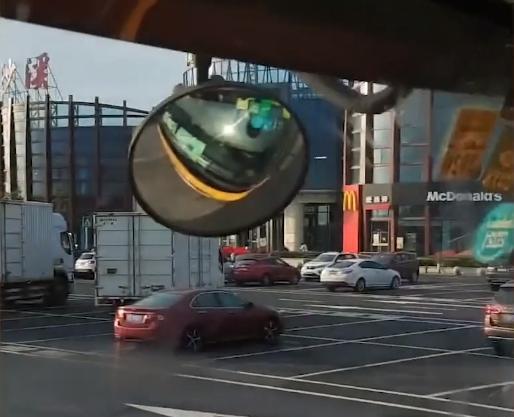 服务区停车场现遗弃包裹，司机警示 这个东西不能捡